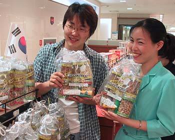 유통업체들은 땅콩 등 견과류와 스낵류를 모아 월드컵 관전용 안주세트를 선보였다.