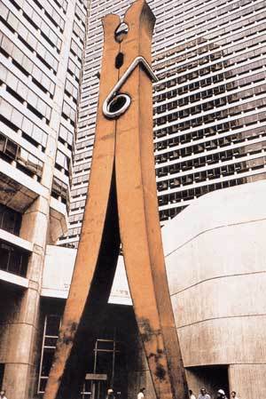 팝 아트 작가 중 유일하게 입체작업에 전념했던클래스 올덴버그의 1976년 작 '빨래집게'