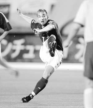일본팀 나카타 히데토시가 25일 스웨덴과의 평가전서 프리킥을 날리고 있다. [로이터뉴시스]