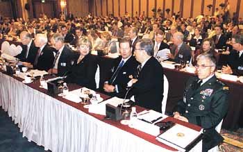 '아시아 안보' 국제학술회의에서 참석자들이 연설을 들으며 이야기를 나누고 있다. - 싱가포르AP연합