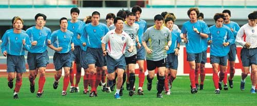 한국 축구대표팀 선수들이 1일 경북 경주 연습장에서 가벼운 달리기로 몸을 풀고 있다.