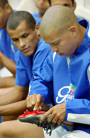 브라질 호나우두가 새 스파이크를 점검하는 모습을 히바우두가 지켜보고 있다.