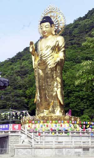 충북 보은군 속리산의 법주사 금동미륵대불사진=안철민기자