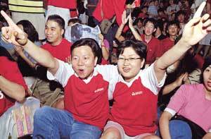 나성재 정미정씨 부부가 서로 어깨를 감싼 채 '대~한민국'을 목청껏 외치고 있다. - 서영수기자