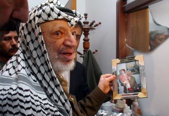 '내 침실 거울도 깨졌어요' 야세르 아라파트 팔레스타인 자치정부 수반