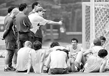 안토니우 올리베이라 포르투갈 감독(모자 쓴 사람)이 훈련에 앞서 선수들과 이야기를 나누고 있다.