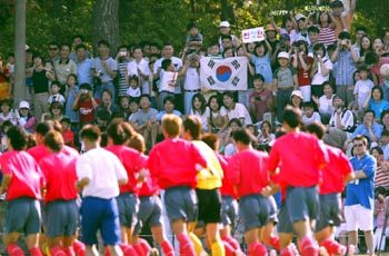 6일 한국 선수들이 훈련하고 있는 경주 화랑교육원에 수많은 시민들이 찾아와 태극전사들의 모습을 지켜보고 있다.