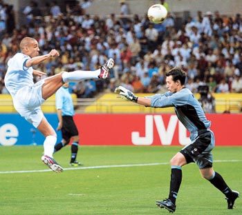 프랑스 공격수 다비드 트레제게가 발리킥을 하고 있다.