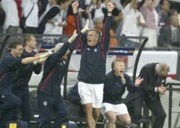 7일 잉글랜드-아르헨티나 경기에서 베컴이 페널티킥을 성공하자 잉글랜드 벤치가 환호성을 지르며 기뻐하고 있다.