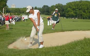 박세리가 9번홀(파5) 그린옆 벙커에서 홀컵을 직접 노린 벙커샷을 하고 있다. [AFP]