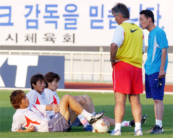 거스 히딩크 감독이 유상철 황선홍 송종국(왼쪽부터) 등 선수들의 컨디션을 점검하고 있다.