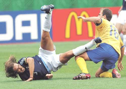 아르헨티나의 스트라이커 가브리엘 바티스투타(왼쪽)가 스웨덴 수비수 테디 루치치와 몸싸움을 벌이다가 넘어지며 뒹굴고 있다.