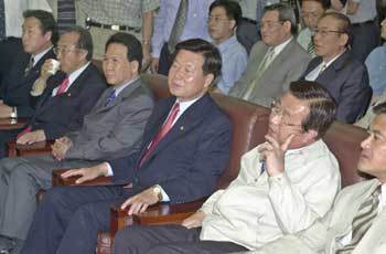 민주당 한화갑 대표와 주요 당직자들 [사진=박경모기자]