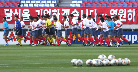 13일 한국 대표팀 선수들이 인천 문학경기장에서 달리기로 몸을 풀면서 그라운드 적응 훈련을 하고 있다.특별취재팀