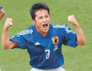 14일 일본의 모리시마 히로아키가 오른발 강슛으로 선제골을 뽑아낸 뒤 두 주먹을 불끈 쥔 채 기쁨을 토해내고 있다.
