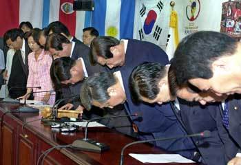 민주당 사죄의 절, '6·13 지방선거 참패는 국민의 뜻을 받들지 못한 결과' - 박경모기자