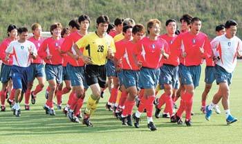 “8강도 문제없다.”한국대표팀 선수들이 15일 인천 문학경기장 보조구장에서 밝은 표정으로 훈련하고 있다.