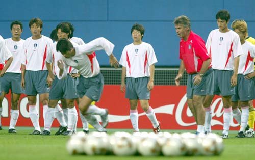 “자, 뛰어.” 히딩크 감독이 17일 대전월드컵경기장에서 큰소리로 선수들의 훈련을 지휘하고 있다.대전〓특별취재팀
