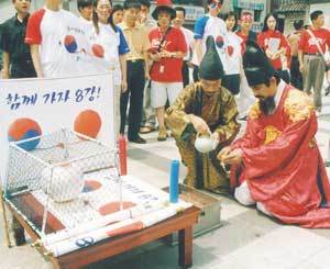 일본 담배회사인 JTL코리아 직원들이'8강 기원제'를 올리고 있다