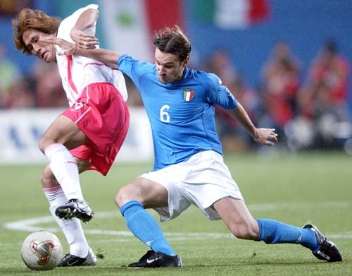 한국 유상철(왼쪽)이 18일 이탈리아와 경기에서 차네티와 거친 몸싸움을 벌이며 볼을 지키고 있다.AP