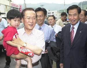 예산시장 방문한 이회창 대통령후보 - 안철민기자