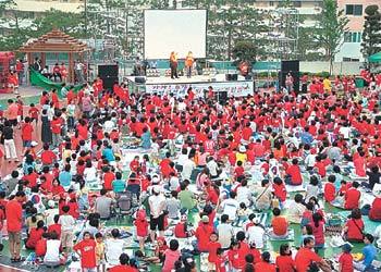 SK건설은 18일 서울 강북구 미아동에 건립한 아파트 ‘SK북한산시티’의 단지 중앙광장에 대형 화면을 설치하고 한국과 이탈리아의 월드컵 경기 단체관람 행사를 가졌다.