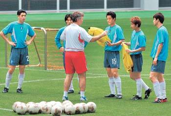 20일 한국 대표팀 선수들이 대전 월드컵 경기장에서 히딩크 감독의 지휘를 받으며 훈련하고 있다.