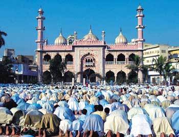 이슬람 사원인 모스크에서 예배드리는 이슬람 교도들