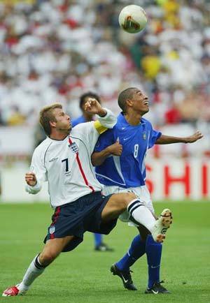 몸싸움하는 베컴 [시즈오카 게티이미지]