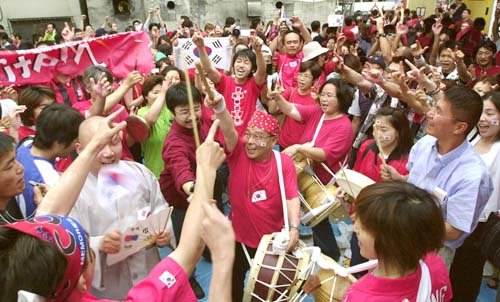 일본의 한국 축구응원단이 도쿄 코리아타운에 모여 승리를 축하하고 있다.