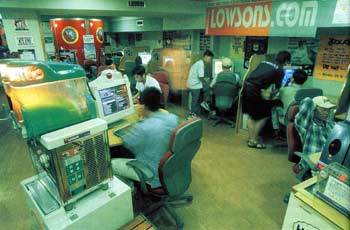 청소년들이 즐겨 찾는 PC방이 흡연 때문에 일산화탄소 농도가 높은 것으로 나타났다. [동아일보 자료사진]