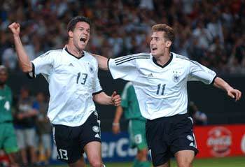 독일팀의 공격을 주도하고 있는 미하엘 발라크(왼쪽)와 미로슬라프 클로제. [동아일보 자료사진]