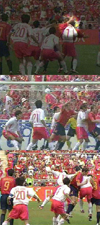 엘게라의 파울장면. 점프하기전 앞에있는 김태영의 목 언저리를 짚고 뛰어오르는 장면이 선명하다.