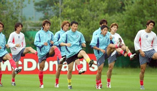 23일 한국 대표팀 선수들이 미사리축구경기장에서 가볍게 몸을 풀고 있다. 하남〓특별취재팀