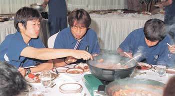 한국 선수들이 한국식 찌개류로 점심 식사를 하고 있다. [사진제공 르네상스서울호텔]