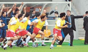 스페인과 승부차기 끝에 4강에 진출한 한국 축구대표팀선수들과 히딩크 감독이 환호하고 있다