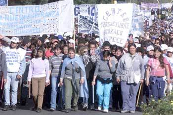 아르헨티나의 수도 부에노스 아이레스의 시민들이정부의 경제정책에 항의하는 시위를 벌이고 있다