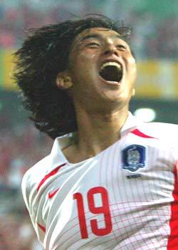 이탈리아와 16강전서 골든골을 터뜨리고 환호하고 있는 안정환. [동아일보 자료사진]