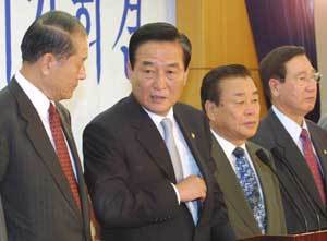 서청원 대표(왼쪽 두번째) 기자회견 - 서영수기자