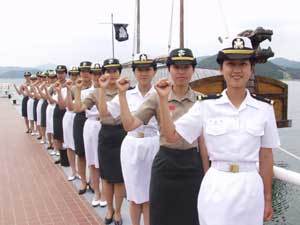 14주간의 장교양성 과정을 거치고 해병대 장교로 임관한 여자소위들. - 해군제공
