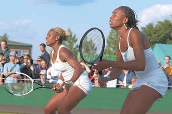세레나(왼쪽)-비너스 윌리엄스 자매가 28일 벌어진 윔블던 테니스 여자복식 경기중 나란히 리시브자세를 취하고 있다. [윔블던AP연합]