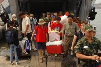 연평도로 출발했던 여객선이 인천 연안부두로 긴급히 회항해 승객들이 배에서 내리고 있다[원대연기자]