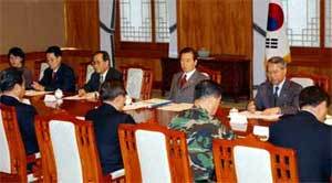 김대중대통령은 긴급 국가안전보장회의(NSC)를 주재하고 대응책을 논의하고 있다.