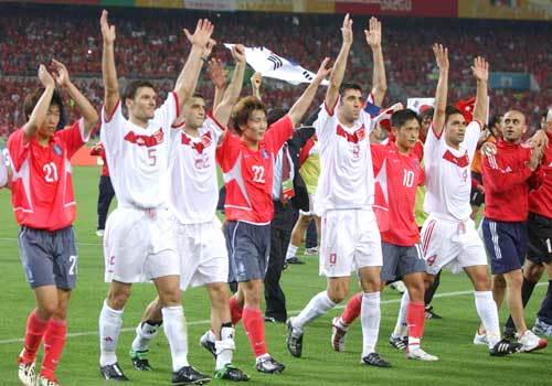 한국과 터키의 선수들이 월드컵 3,4위전을 마친 뒤 환호하는 팬들에게 손을 들어 답례하고 있다.[AP]