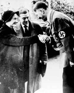 윈저공 부부가 히틀러와 만나 악수하는 장면을 찍은 미공개 사진. - 동아일보자료사진