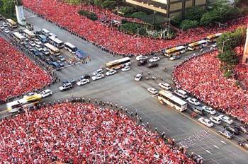 전세계를 놀라게 했던 서울 세종로 광화문 네거리 길거리 응원단의 응원 모습. [동아일보 자료사진]