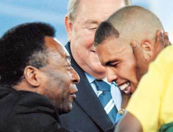 펠레(왼쪽)가 월드컵 시상식에서 브라질에 5번째 우승컵을 안긴 호나우두의 얼굴을 어루만지며 가슴 벅찬 기쁨을 함께 나누고 있다. [요코하마AP연합]