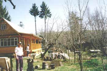 골로바노프씨는 주말별장인 다차로 이사온 뒤 직접 집을고치고 정원을 가꾸느라 바쁘다