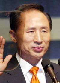 취임식에서 선서하는 이명박 시장. - 신원건기자