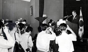 72년 7월4일, 당시 이후락 중앙정보부장이 남북공동성명을 발표하고 있다. - 동아일보 자료사진